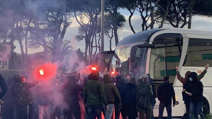 In 300 aspettano il pullman «Forza ragazzi, siamo con voi»