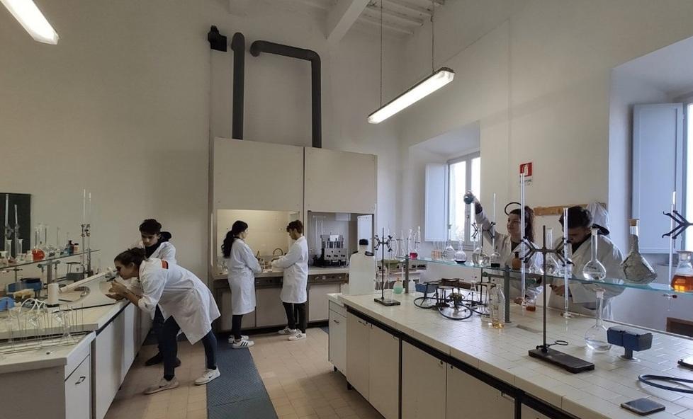 Lezioni pratiche di chimica Il laboratorio apre ai “curiosi”