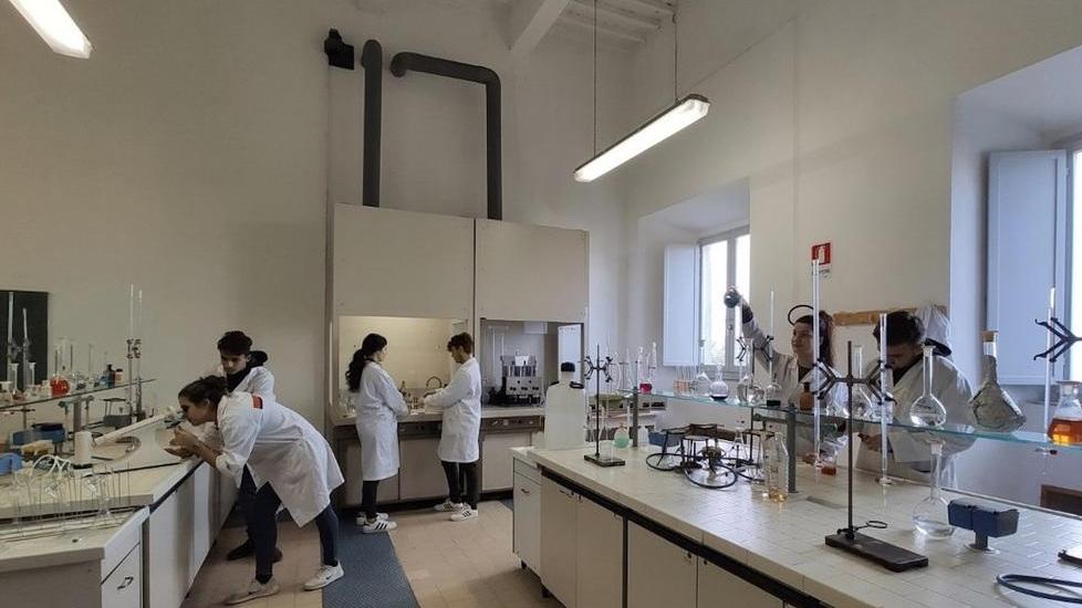 Lezioni pratiche di chimica Il laboratorio apre ai “curiosi”