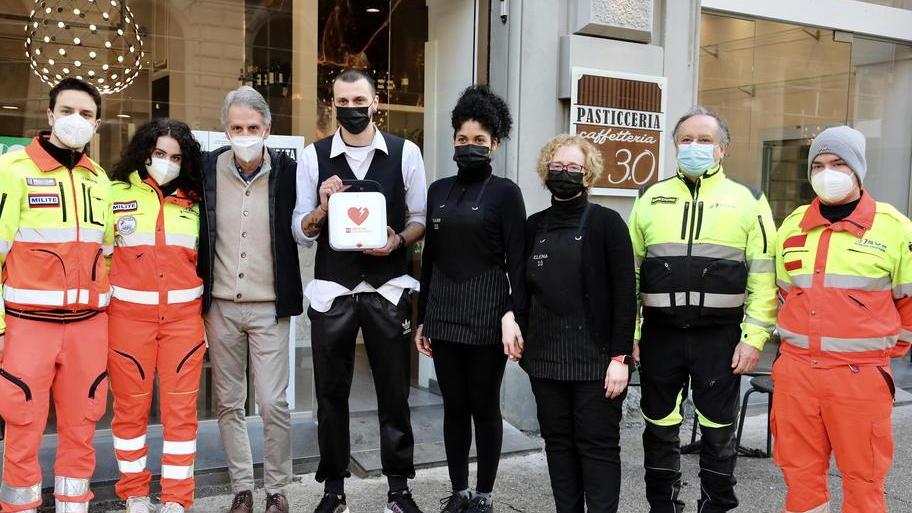 Regala il defibrillatore al bar per ricordare il fratello scomparso: "Con questo si sarebbe salvato"