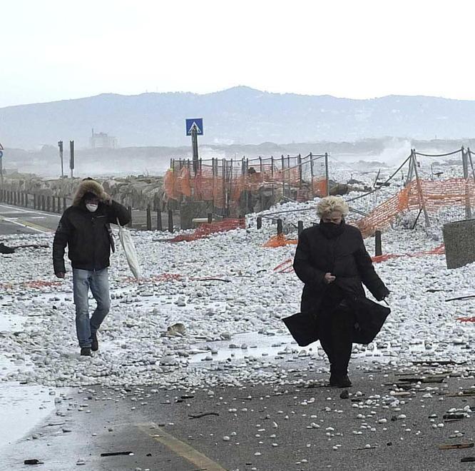 A Marina di Pisa va in onda il solito film strada chiusa per l’invasione dei sassini 