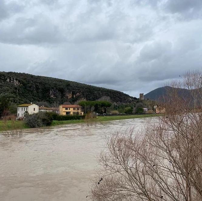 La piena del Serchio mette paura