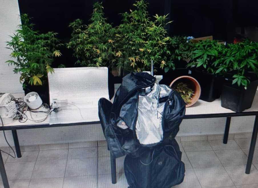 Minacciata dall’ex chiama i carabinieri che scoprono la droga
