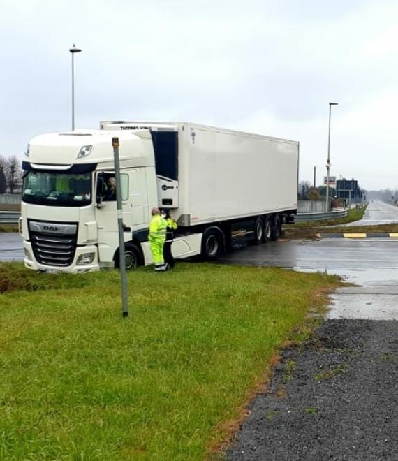 Camion fuori strada Sedici infrazioni per il conducente