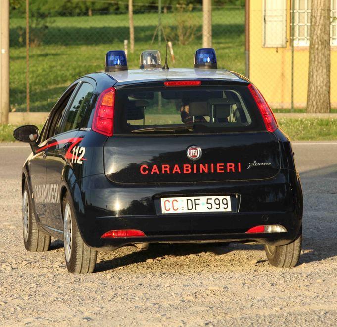 Ruba la corrente elettrica allacciandosi a un palo 