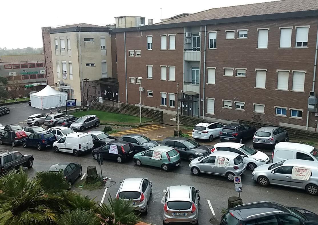 Sanità, il comitato “assedia” l’ospedale 