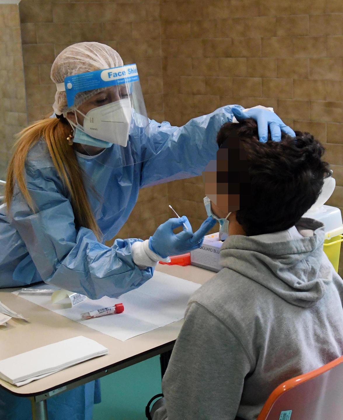 Screening a Telti tutti negativi i tamponi a scuola