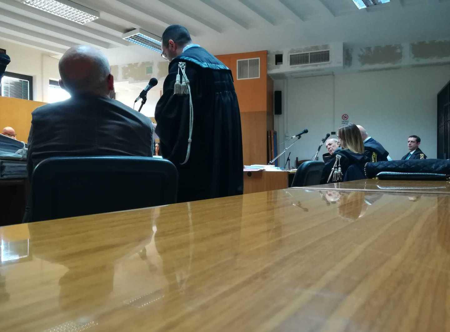 I giudici: don Usai cinico con le ragazze sue ospiti 