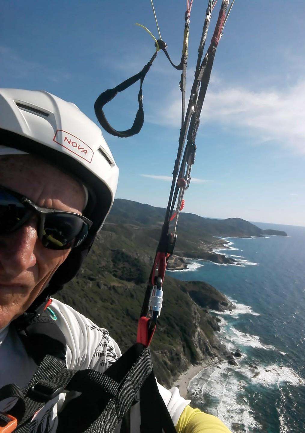 A 75 anni in volo nel vento: l’Icaro sardo sempre più su 