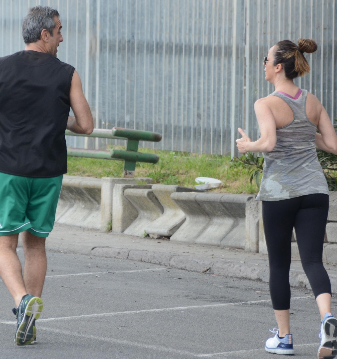 Stop agli spostamenti ma i negozi restano aperti 