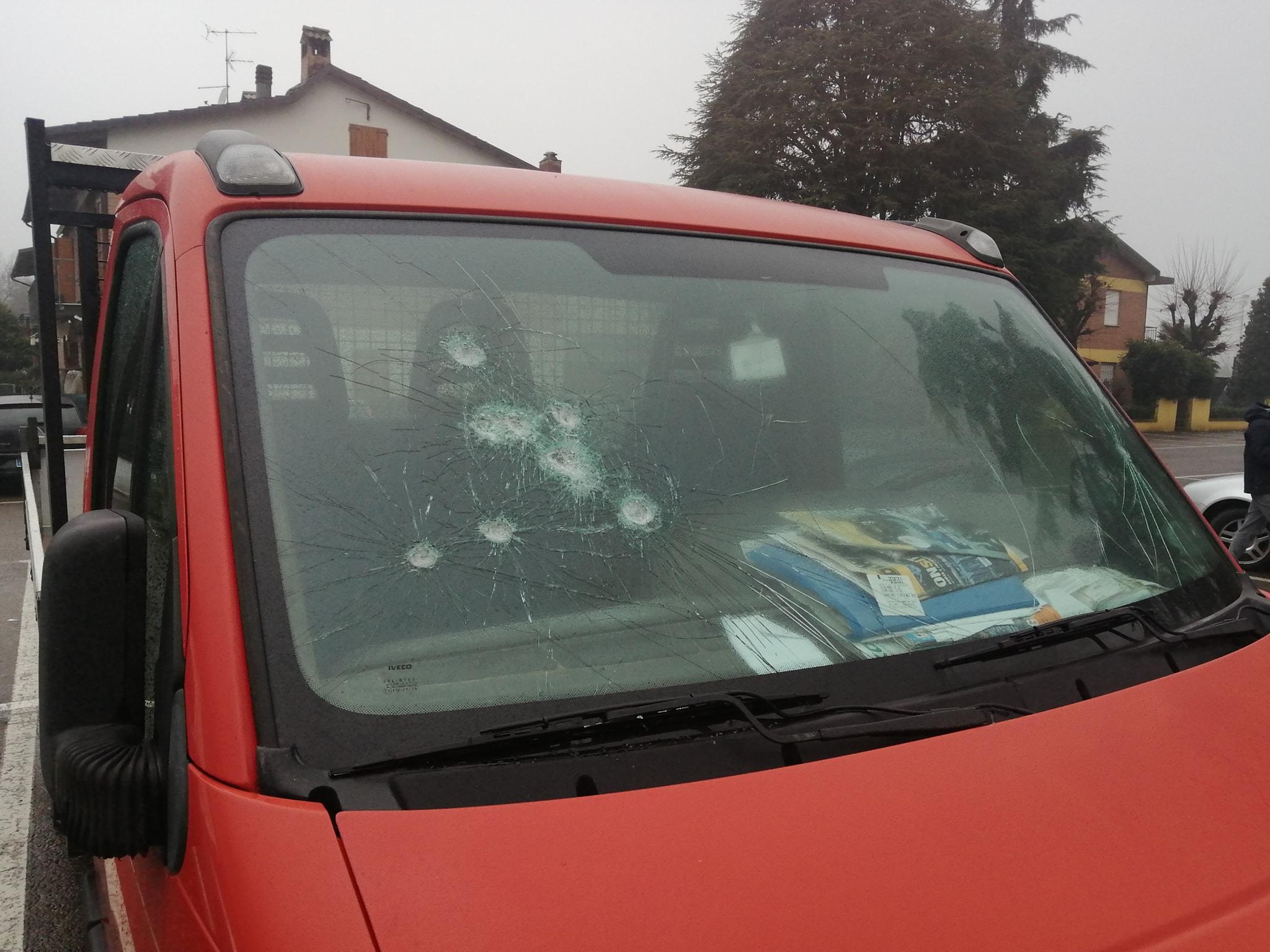 Castelvetro Furgone di un artigiano preso a picconate 