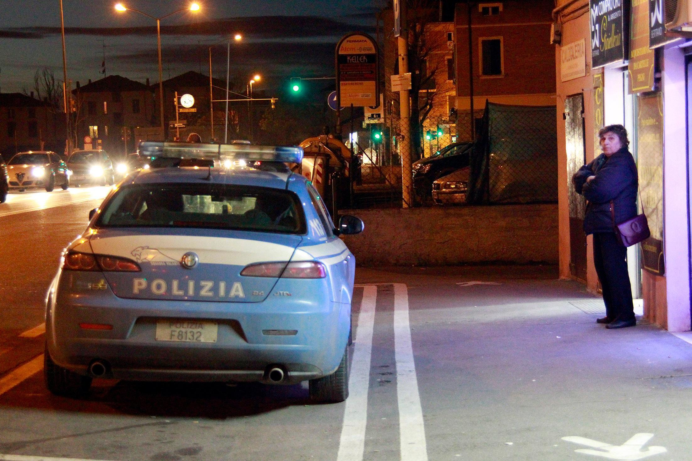 Modena. Spacca i finestrini delle auto e rapina le borsette alle donne 