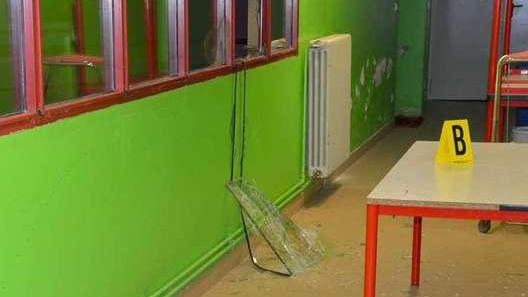 Spacca la finestra di una scuola e poi aggredisce una donna a Occhiobello