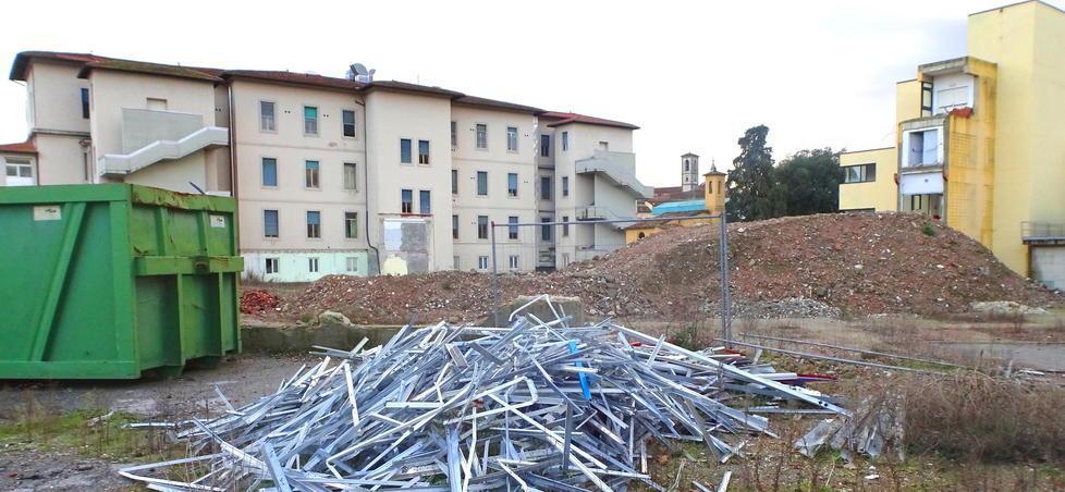 Il cantiere delle demolizioni all’interno dell’area dell’ex ospedale del Ceppo è fermo da quasi due anni. L’edificio sulla sinistra è il padiglione Cassa di risparmio