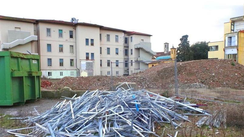 Il cantiere delle demolizioni all’interno dell’area dell’ex ospedale del Ceppo è fermo da quasi due anni. L’edificio sulla sinistra è il padiglione Cassa di risparmio