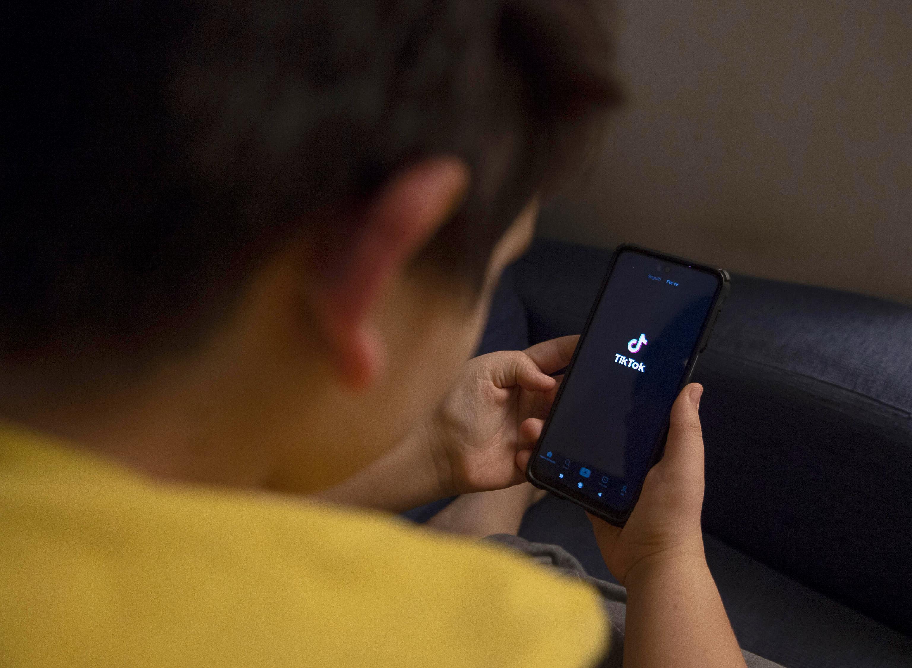 Pedofilia, ex insegnante di 57 anni adescava bambine su TikTok
