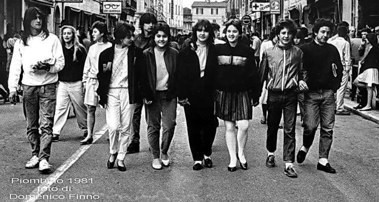 Un gruppo di giovani in corso Italia (foto Domenico Finno)