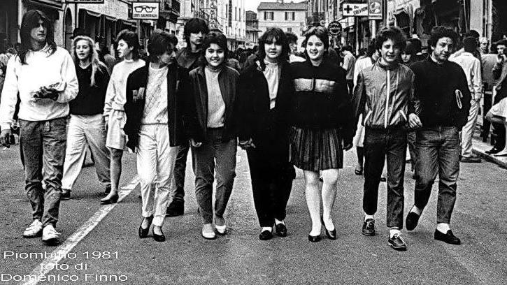 Un gruppo di giovani in corso Italia (foto Domenico Finno)