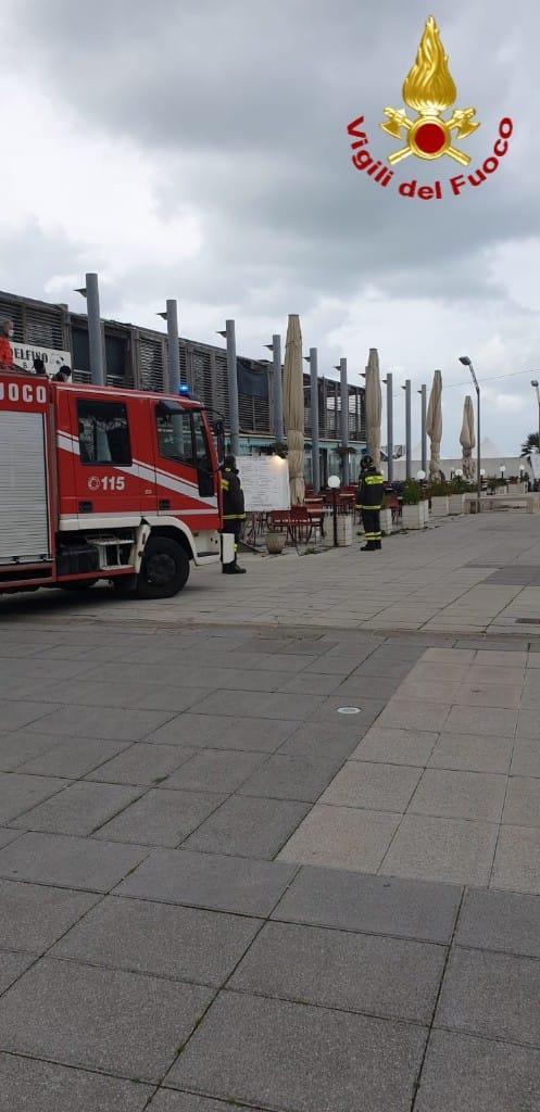 Crolla il soffitto di una baracchina sul viale Italia: ferita una dipendente