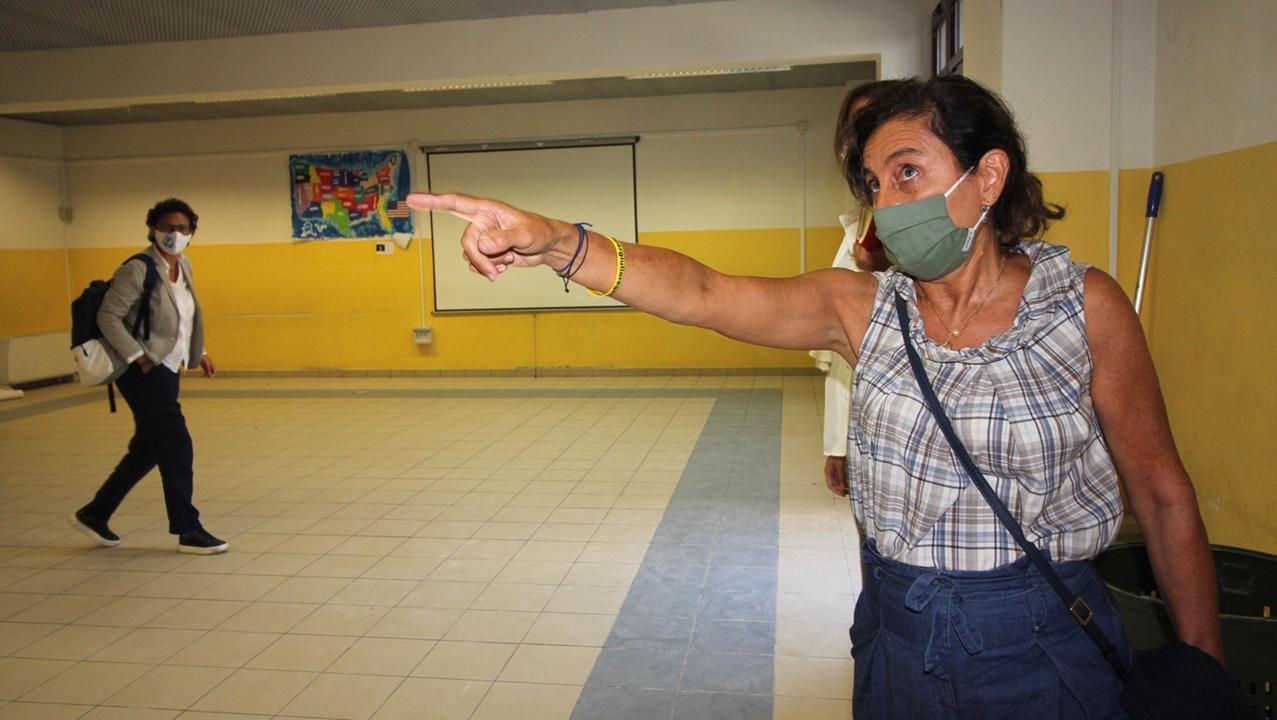 L'assessora Ilaria Santi alla presentazione delle nuove aule della scuola elementare di Pizzidimonte