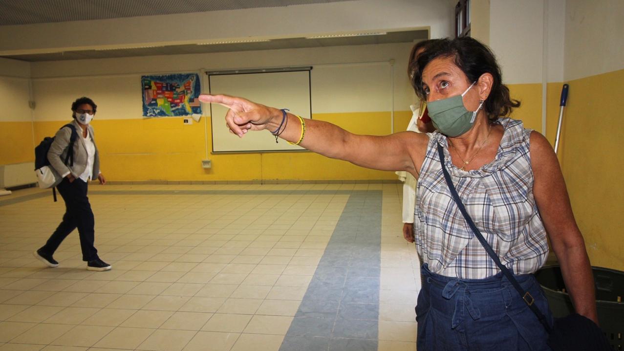 L'assessora Ilaria Santi alla presentazione delle nuove aule della scuola elementare di Pizzidimonte