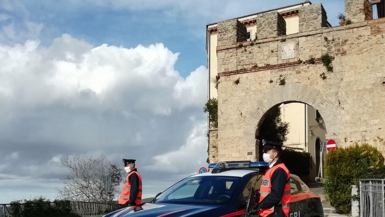Rubano gioielli a una coppia di anziani: denunciati