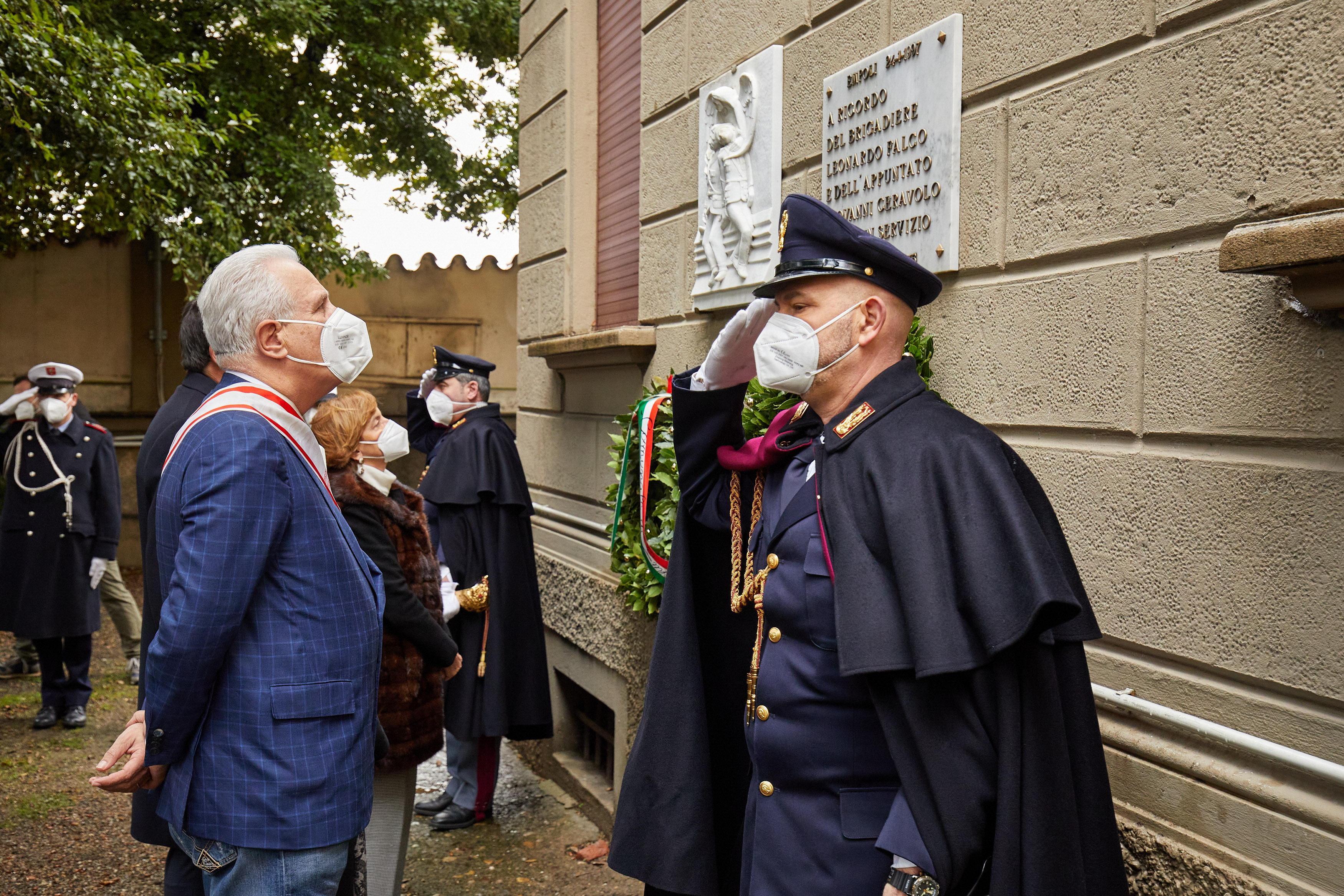 Il presidente della Regione Toscana Eugenio Giani davanti alla lapide che ricorda il brigadiere Falco e l'appuntato Ceravolo (foto Carlo Santini)