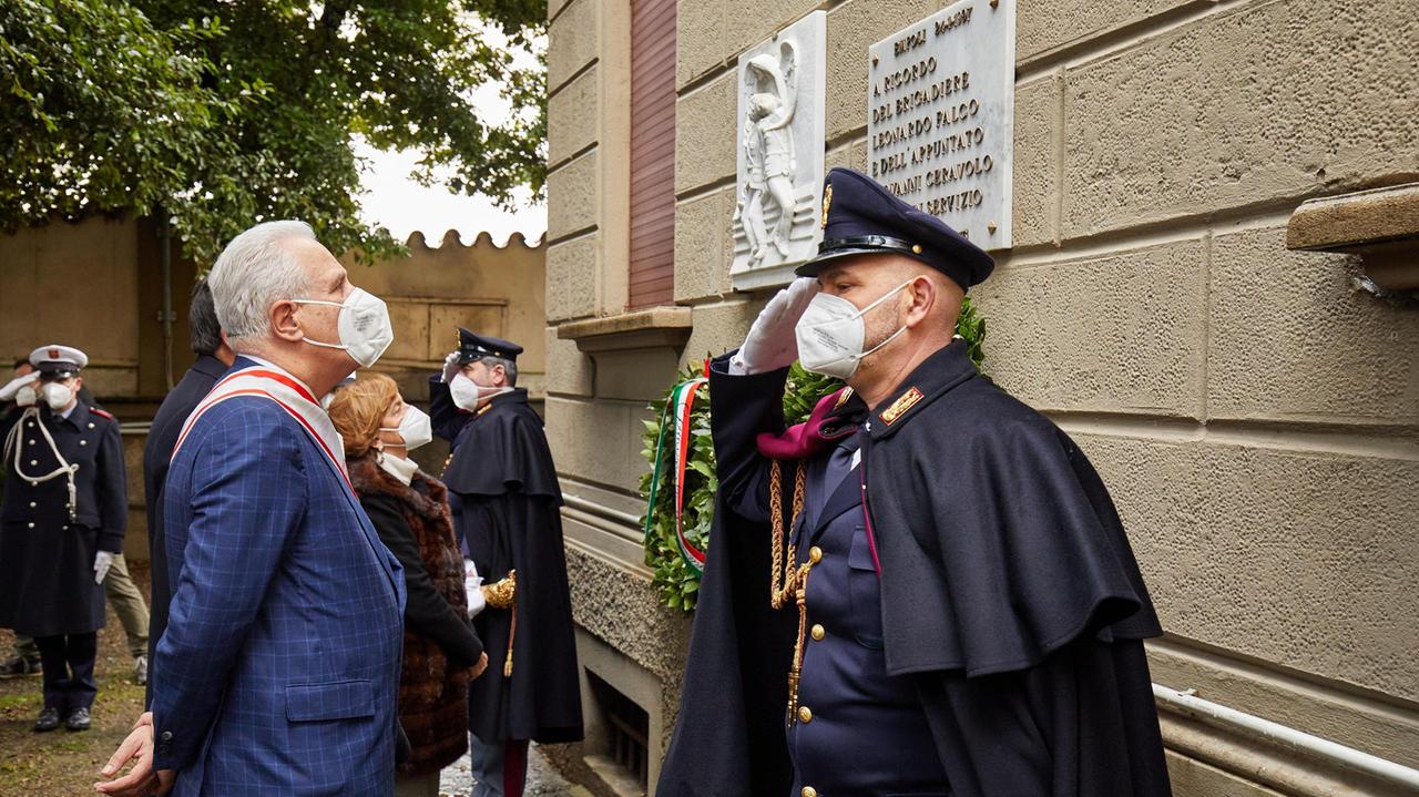 Il presidente della Regione Toscana Eugenio Giani davanti alla lapide che ricorda il brigadiere Falco e l'appuntato Ceravolo (foto Carlo Santini)