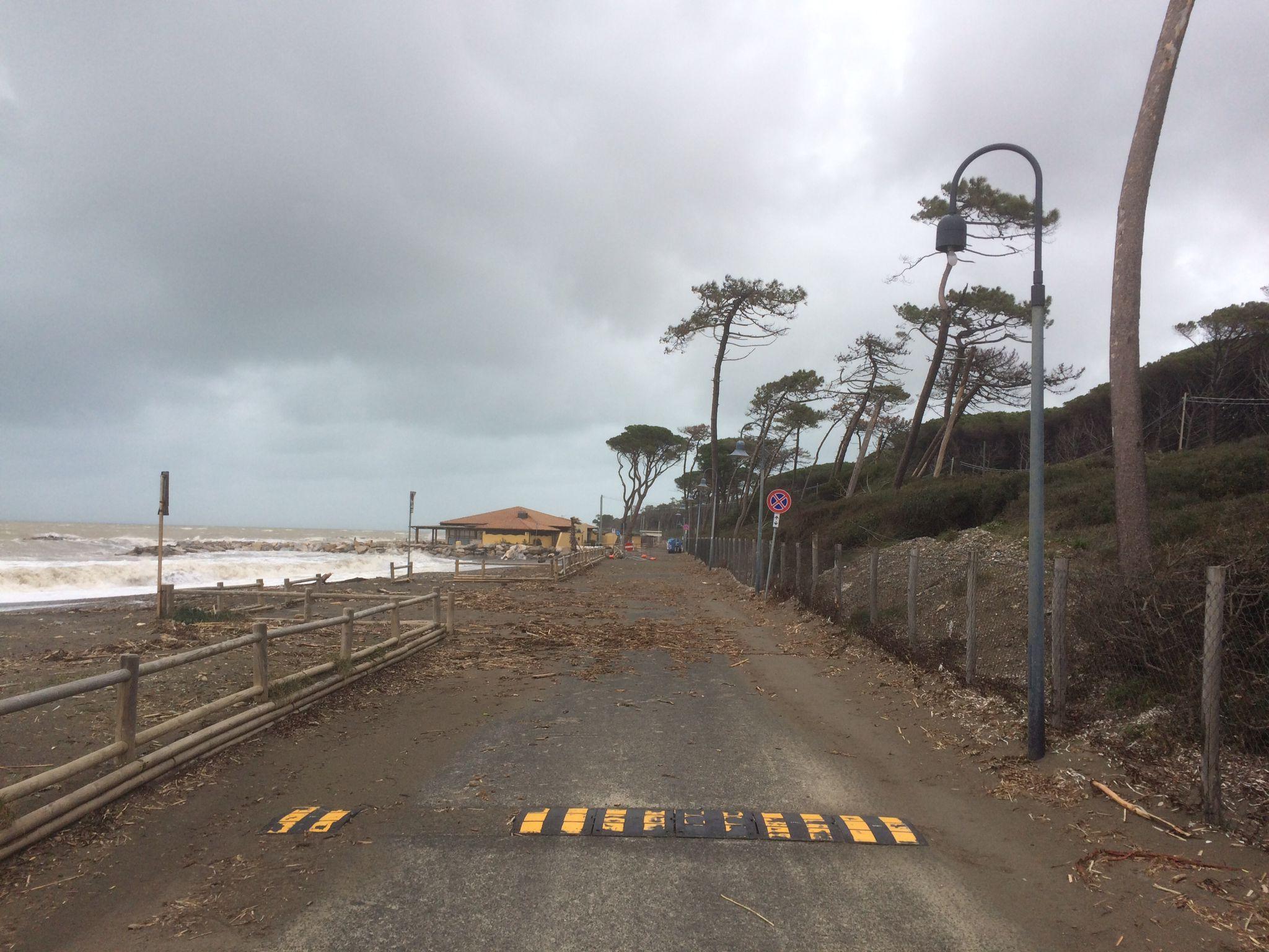 Il mare spazza via la spiaggia davanti a Villa Ginori - Video