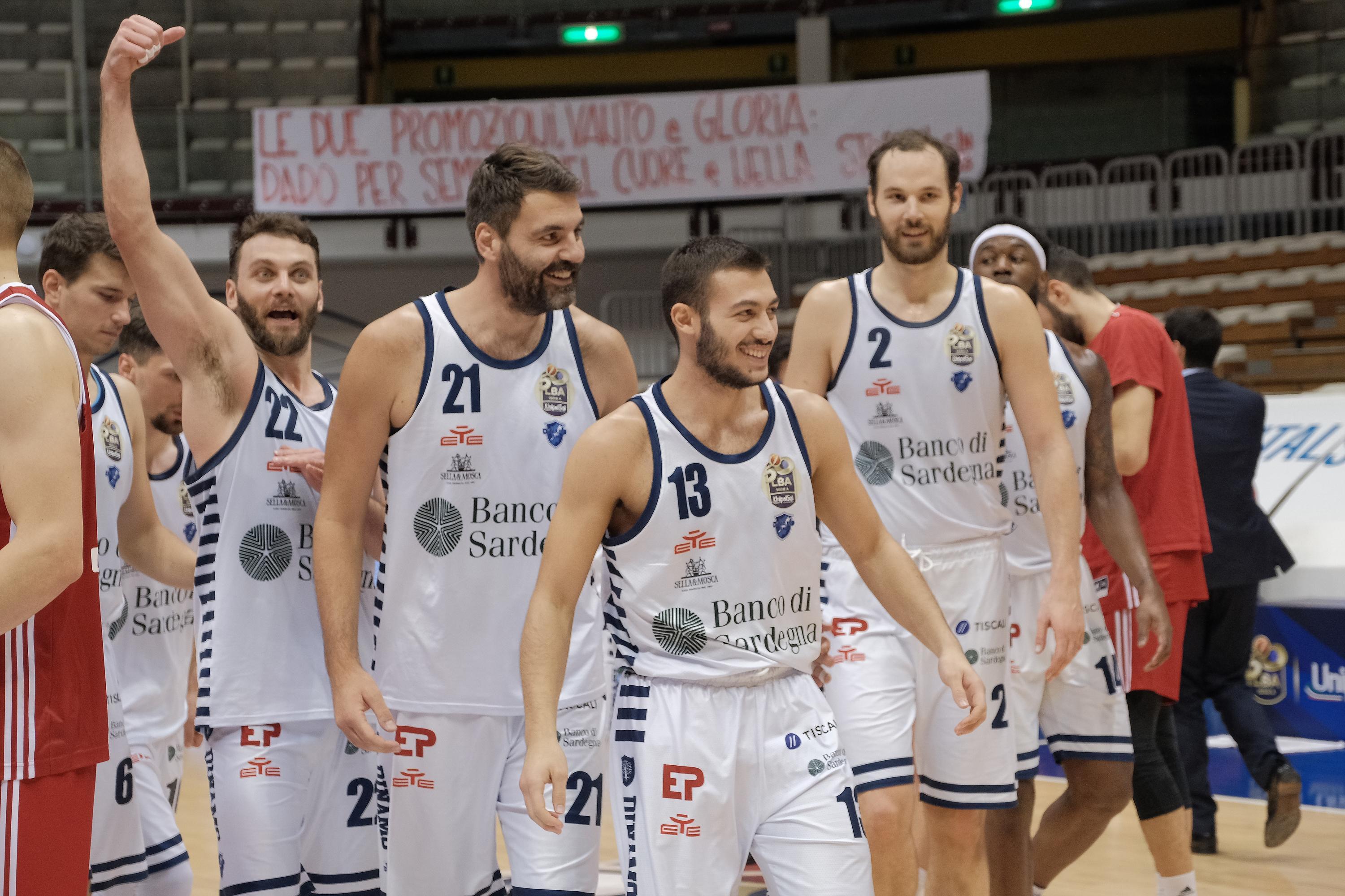 La festa dei giocatori sassaresi dopo il trionfo di Trieste