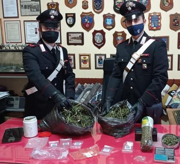 In casa di un laghese trovato oltre un chilo di marijuana 