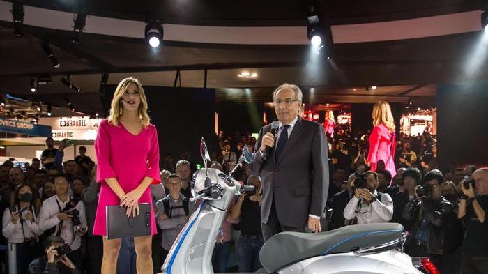 Roberto Colaninno durante la presentazione di Vespa Elettrica all’Eicma 2018
