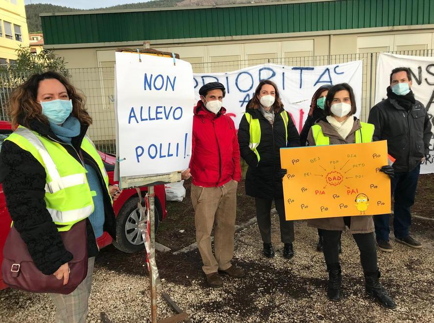 La protesta degli insegnanti davanti all'ex provveditorato