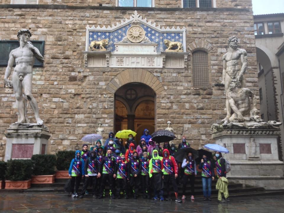 Una foto di gruppo scattata a Firenze dai pellegrini del "Cammino di San Jacopo"