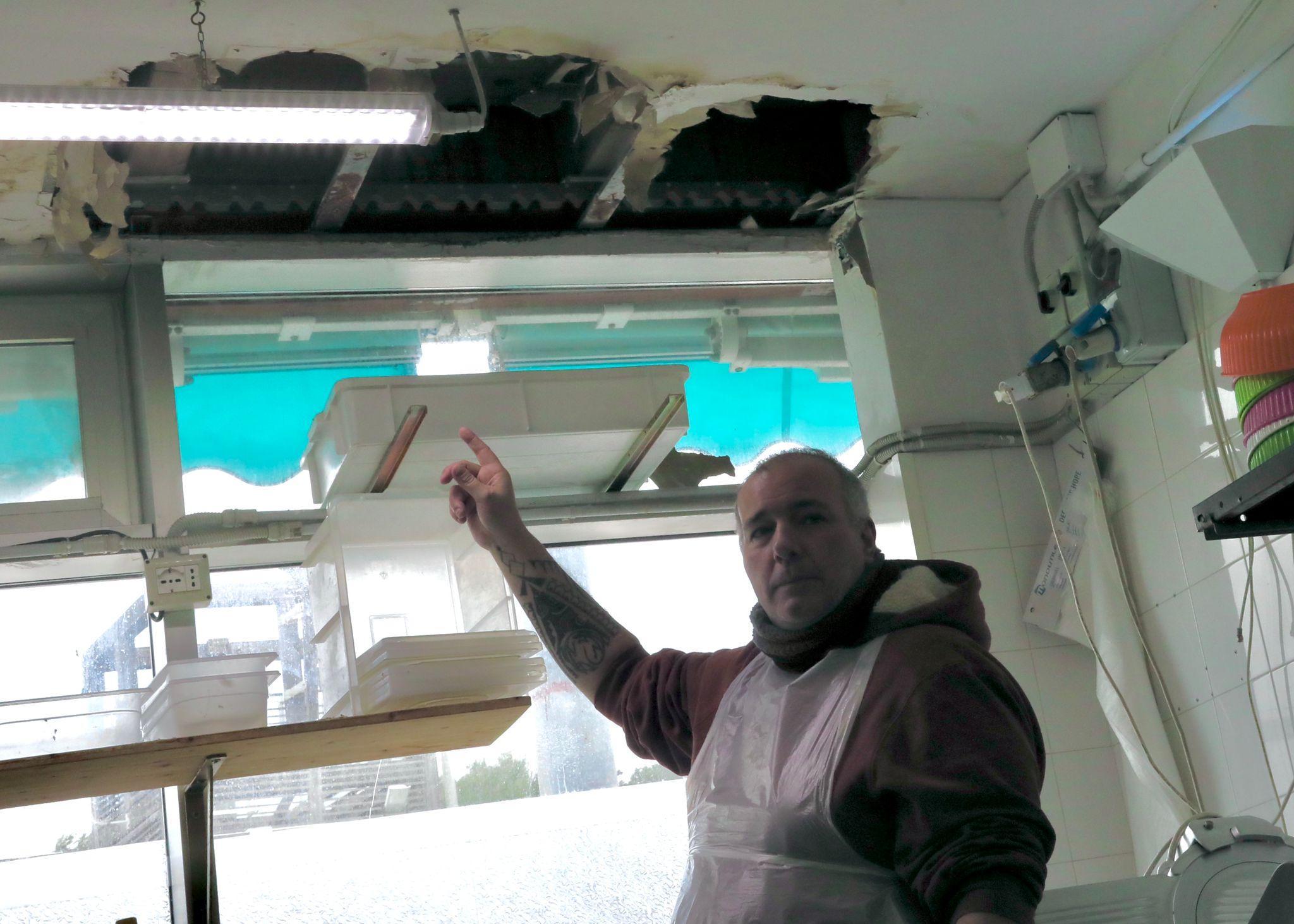 Crolla il soffitto, ferita dipendente del bar: «La baracchina è pericolante, intervenite» 