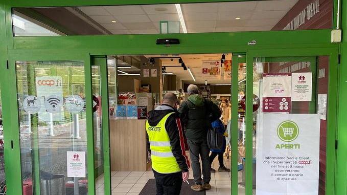 L’ingresso della Coop forzato dai ladri. Sulla sinistra, il box dove si trova la cassaforte (foto Nucci)