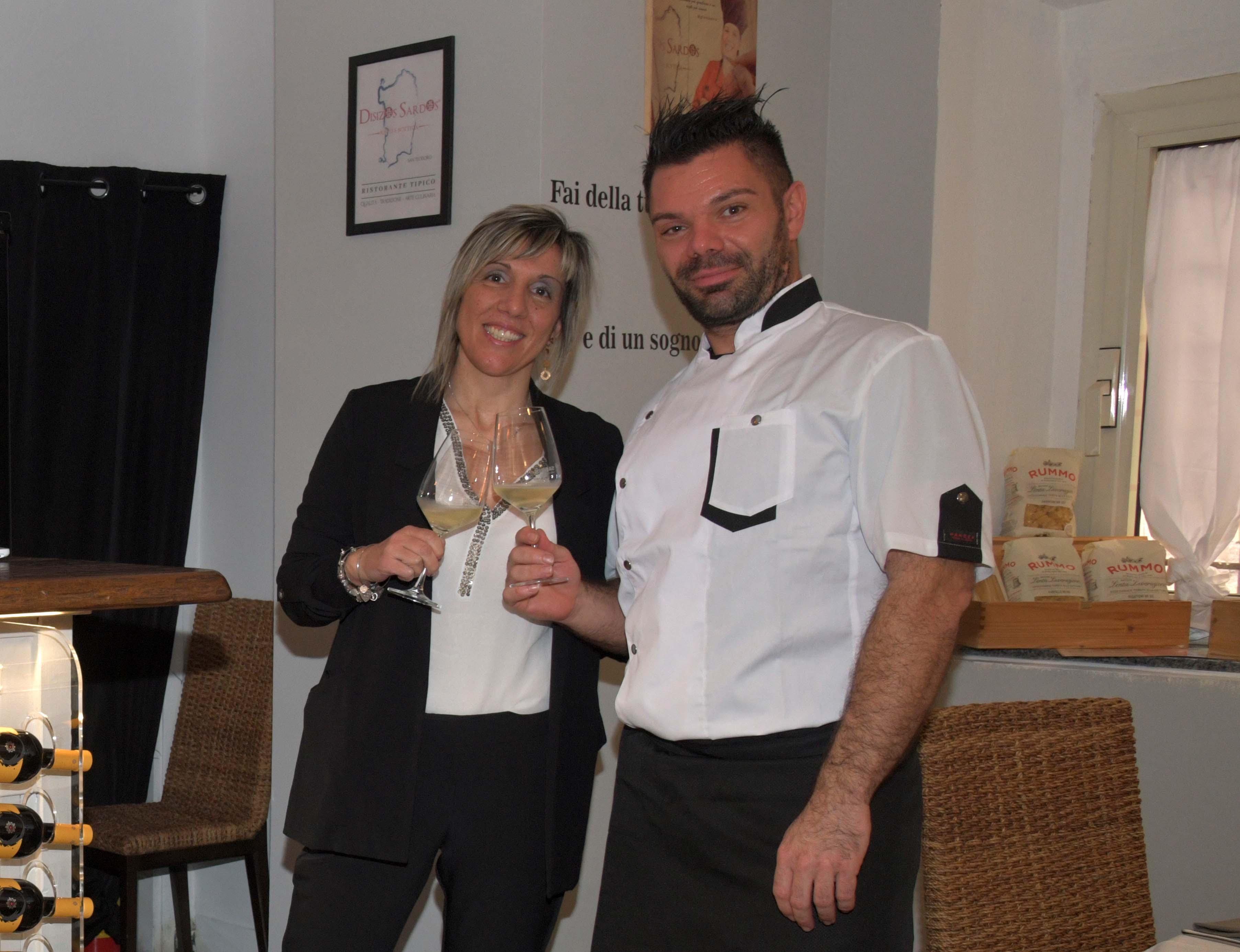 Valentina Giansanti e Cristian Feroleto nel loro ristorante "Disizos sardos" (foto Vanna Sanna)
