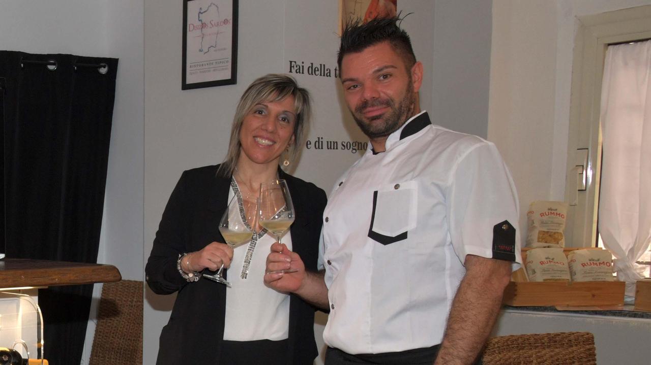 Valentina Giansanti e Cristian Feroleto nel loro ristorante "Disizos sardos" (foto Vanna Sanna)