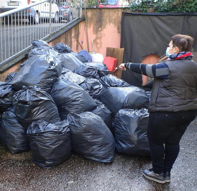 I rifiuti si accumulano al liceo Petrocchi di Pistoia 