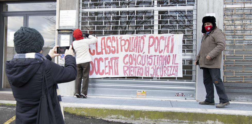 Modena, protesta davanti all’ex Provveditorato: «Meno classi-pollaio e più personale» 