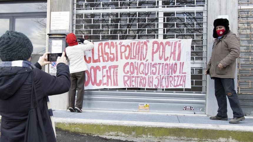 Modena, protesta davanti all’ex Provveditorato: «Meno classi-pollaio e più personale»