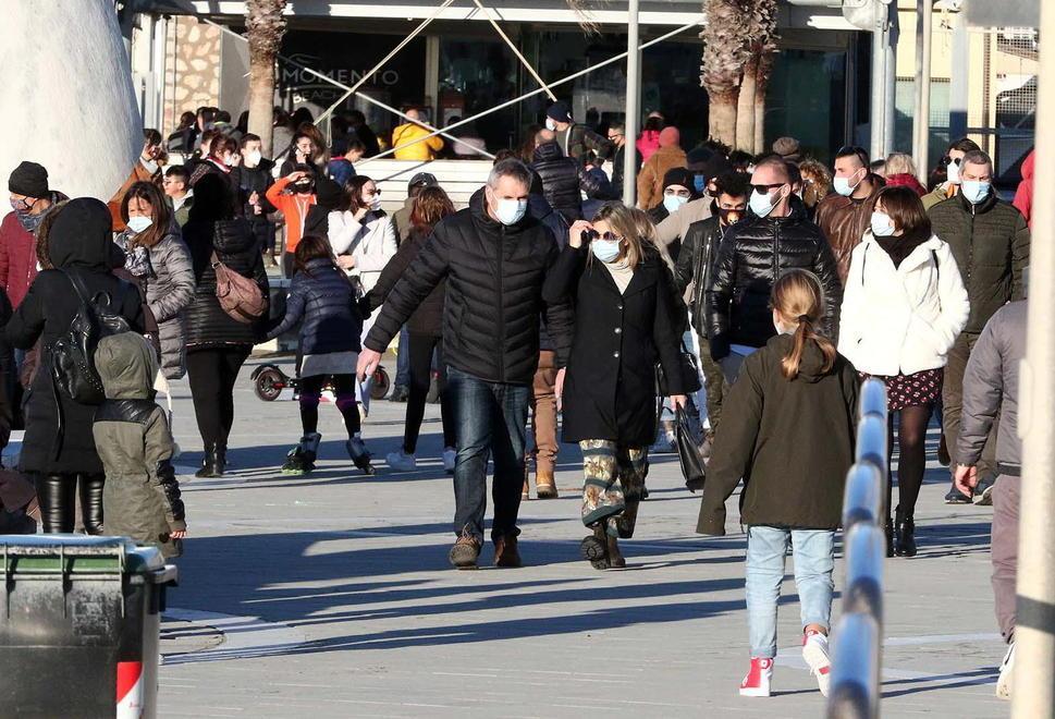 Marina di Carrara da tutto esaurito: pienone sul molo
