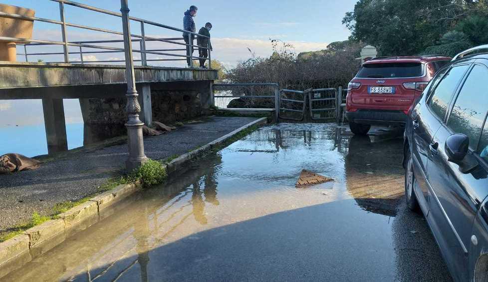 Allagata da settimane la strada dietro il Belvedere Puccini