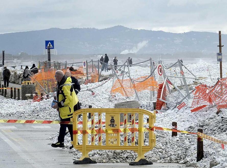 Bar e ristoranti allagati, sabbia alle porte Weekend dannato per i commercianti 