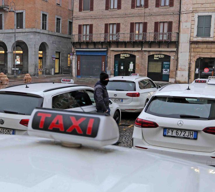 Taxisti, guadagni calati dell’85% Metà flotta costretta allo stop 