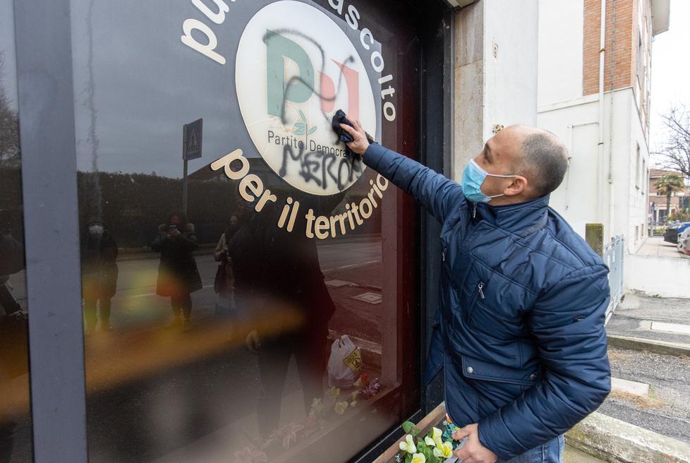 Svastica sul circolo Pd dei martiri di Porotto «Si respira brutta aria» 