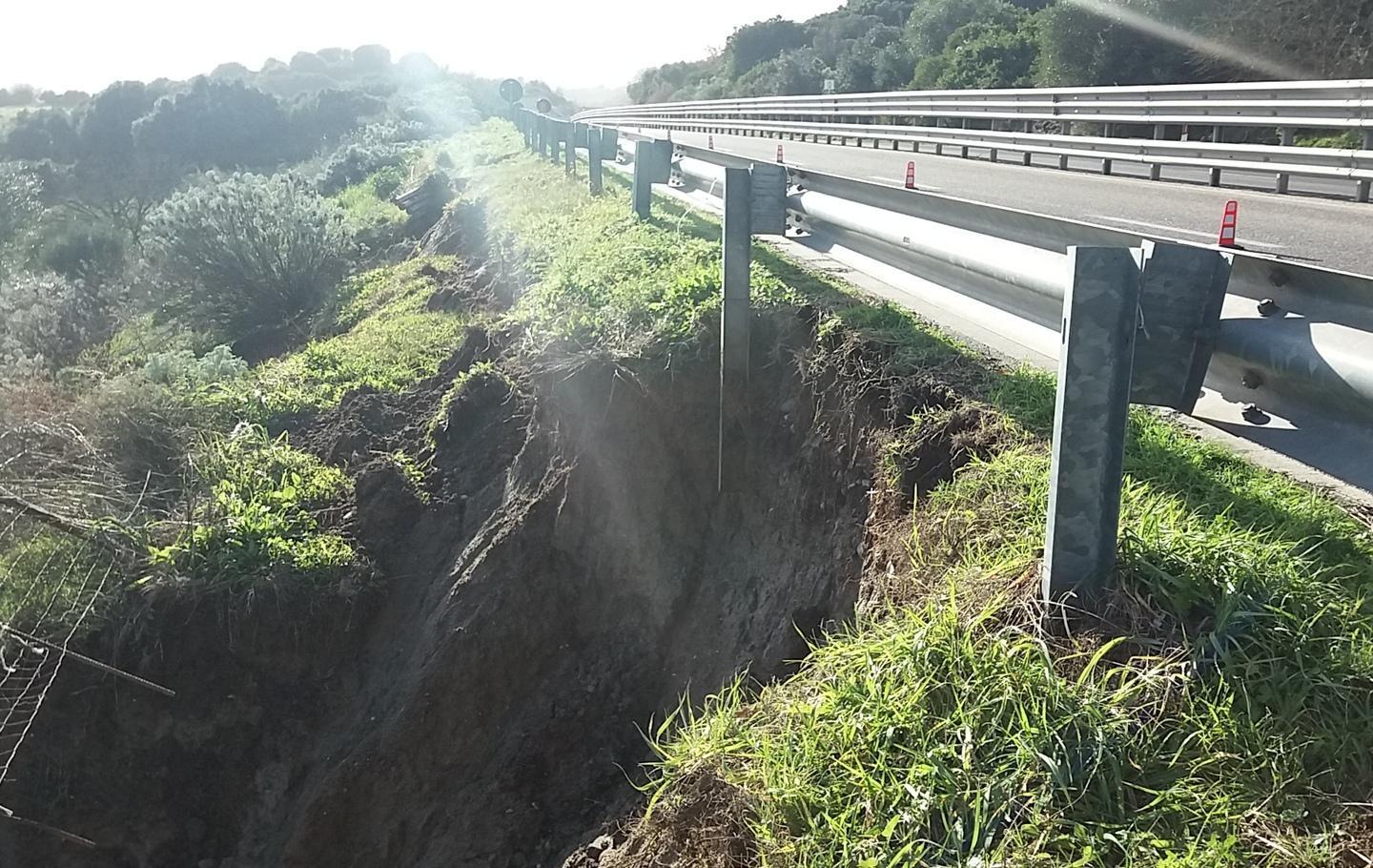Le piogge erodono la terra, nuova frana lungo la 131 dcn