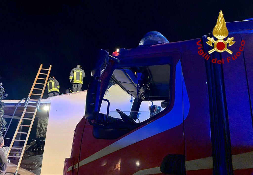Incendio nella notte a Golfo Aranci: brucia il tetto di un'abitazione