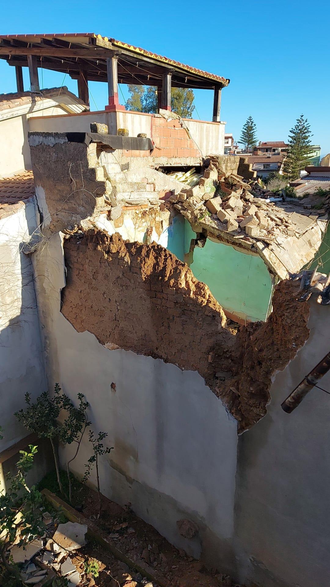 Crolla una casa nel cuore di Villacidro: non ha retto alle abbondanti piogge