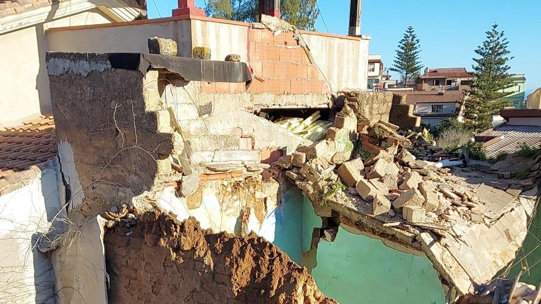 Crolla una casa nel cuore di Villacidro: non ha retto alle abbondanti piogge